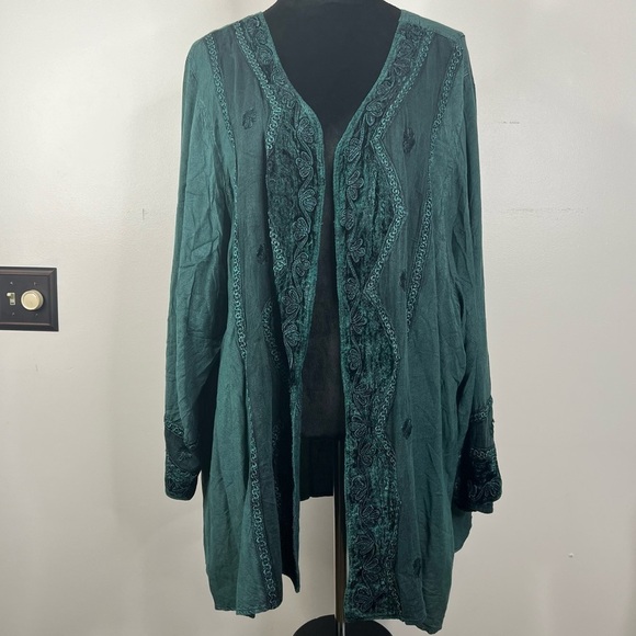 The Romeo & Juliet Collection Textured Floral Embroidered Kimono Emerald Green - Picture 1 of 9
